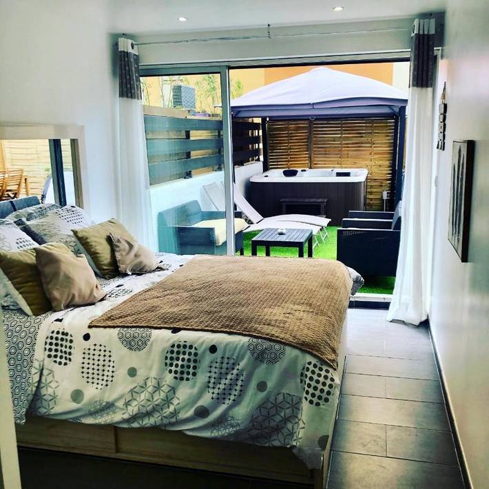 Appartement de vacances pour 4 personnes, avec sauna et vue ainsi que piscine et jardin