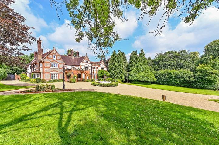 Holiday rental for 24 people, with hot tub in Surrey