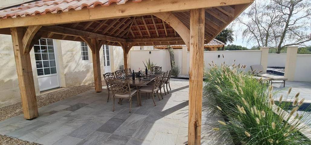 Location de vacances pour 6 personnes, avec vue ainsi que jardin et piscine à Villegouge - 2