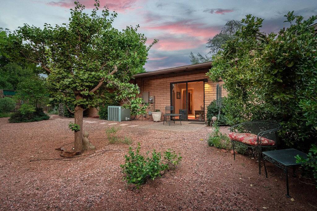 Sedona Serene Retreat, Amazing Views & Hot Tub! Walk to Hiking Trails! in Sedona, Oak Creek Canyon