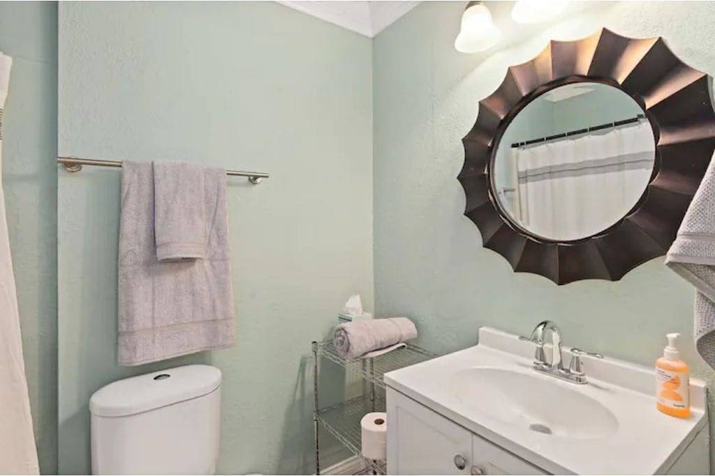 Ganze Wohnung, Cozy, modern space⭐️Walk to Twu⭐️King bed⭐Sleeps 4 in Denton, Denton County