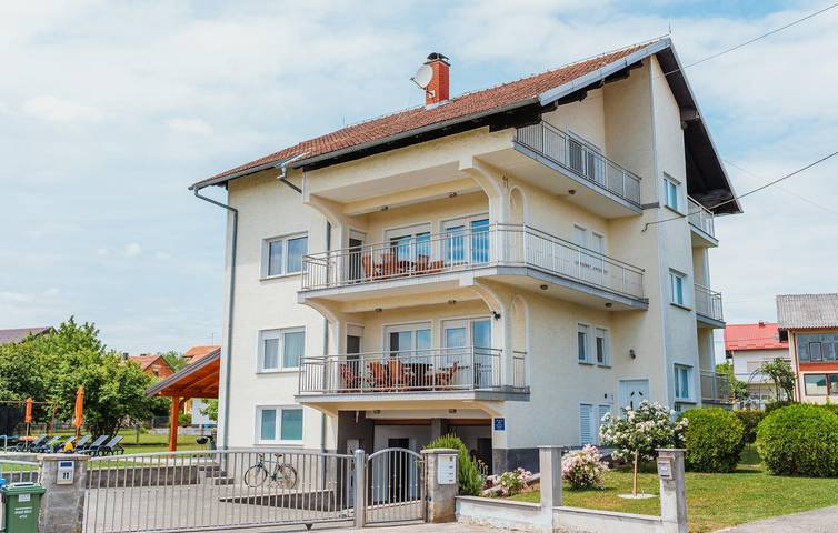 Ferienhaus für 8 Personen, mit Garten und Pool sowie Terrasse und Whirlpool