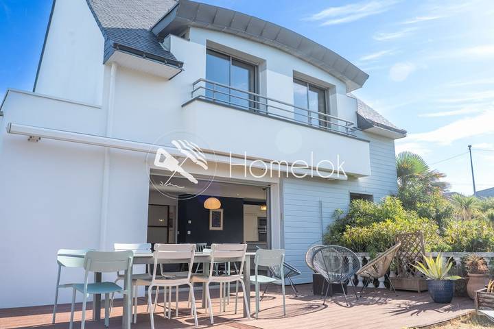 Location de vacances pour 8 personnes, avec Balcon ainsi que Terrasse et Jardin dans Plage du Pérello