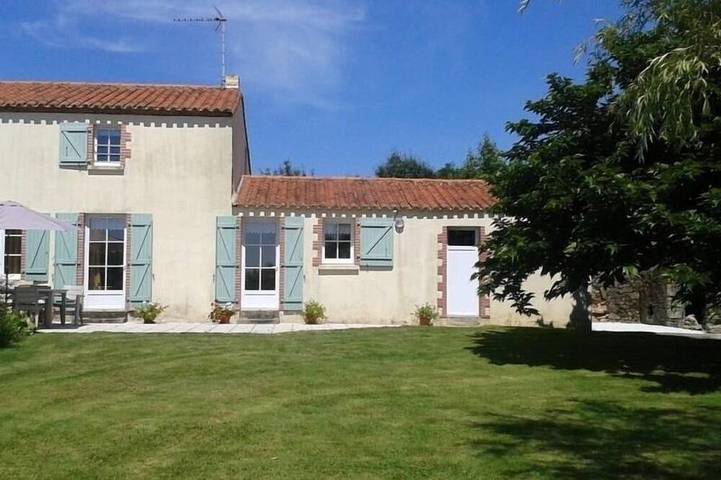 Gîte pour 6 personnes, avec Terrasse ainsi que Jardin et Piscine à Saint-Martin-des-Tilleuls
