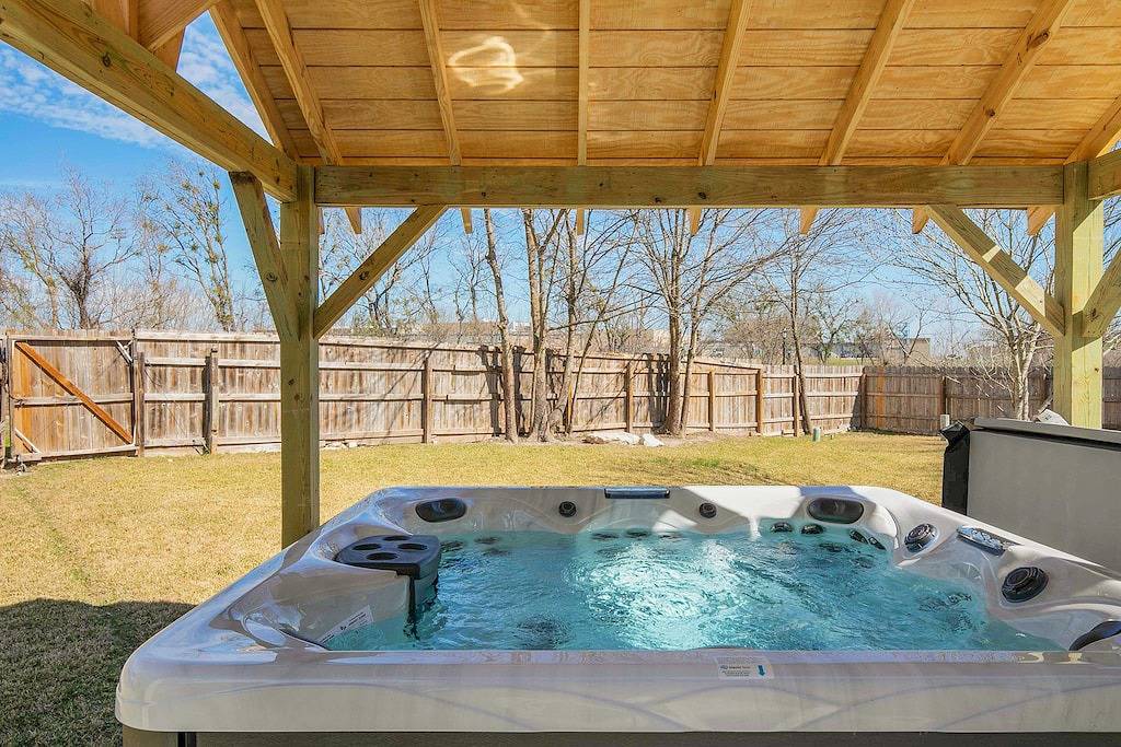 Relaxing 4-Bedroom Retreat with Pool & Spa in a Quiet Neighborhood in Pflugerville, Travis County