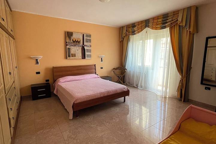Spacious holiday home near the sea with courtyard perfect for families & friends in Siniscola, Province de Nuoro