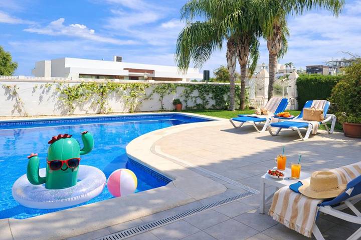 Chalet para 8 personas, con vistas además de piscina y terraza en Valle Romano