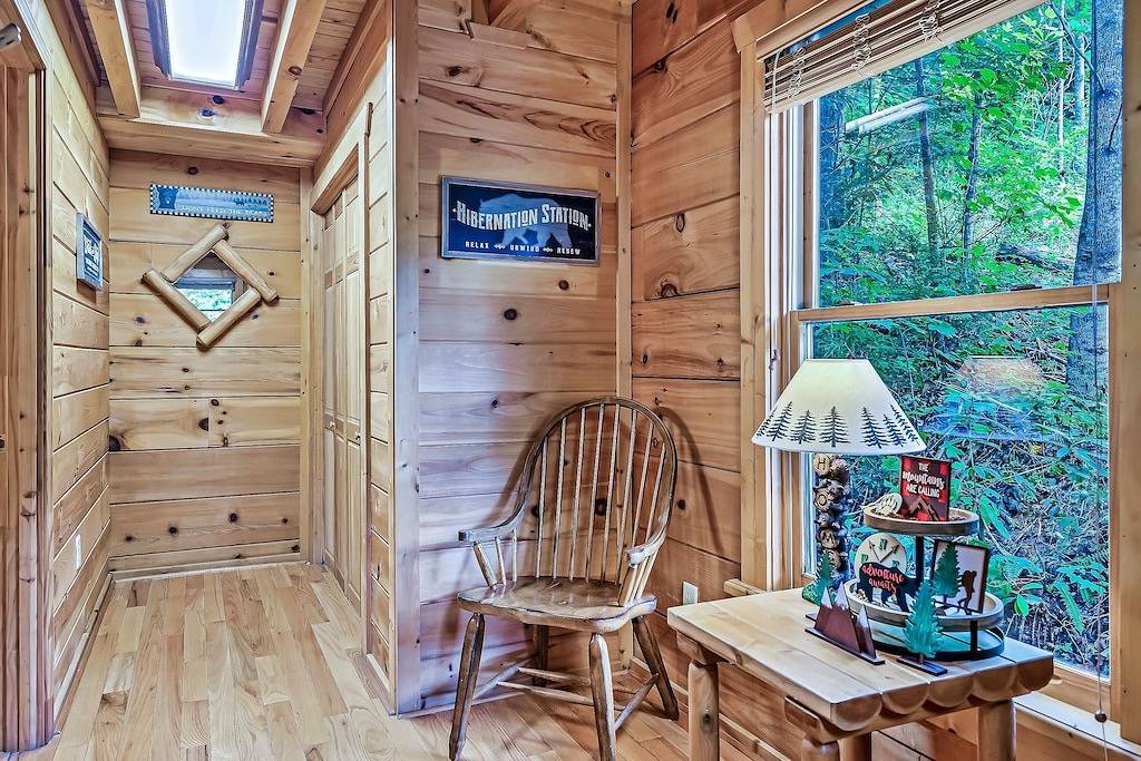 Top Notch, Great Location, Quiet, Seasonal Views in Gatlinburg, Sevier County