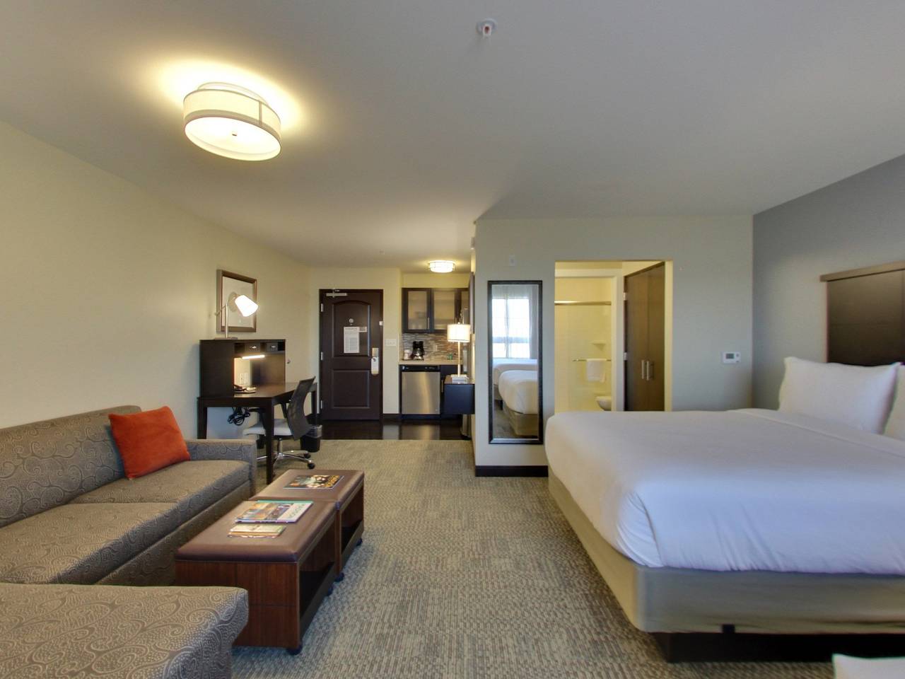 Entire studio, Staybridge Madison - Fitchburg in Fitchburg, Dane County