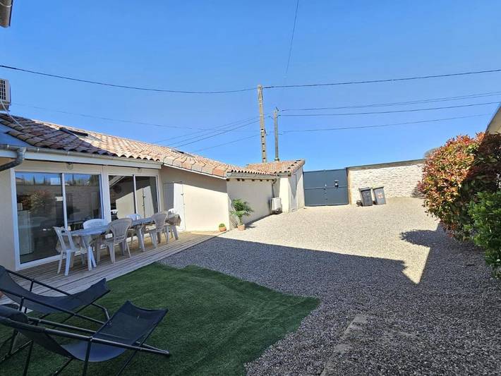 Gîte pour 8 personnes, avec terrasse et vue à Pommiers