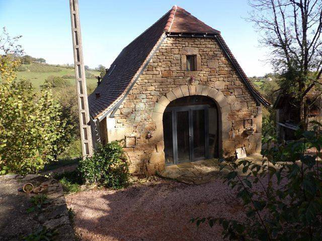 Location de vacances pour 6 personnes, avec jardin et piscine ainsi que terrasse et vue à Faycelles - 2