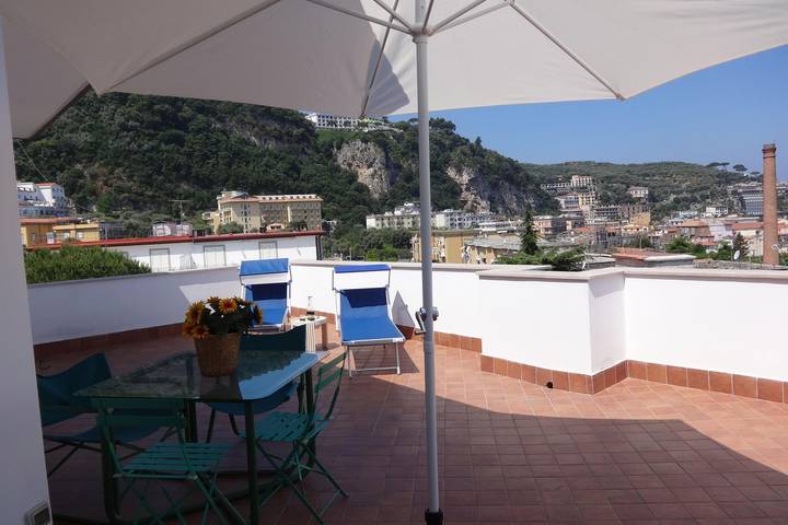 Gîte pour 5 personnes, avec terrasse ainsi que piscine et jardin à Sorrento - 2