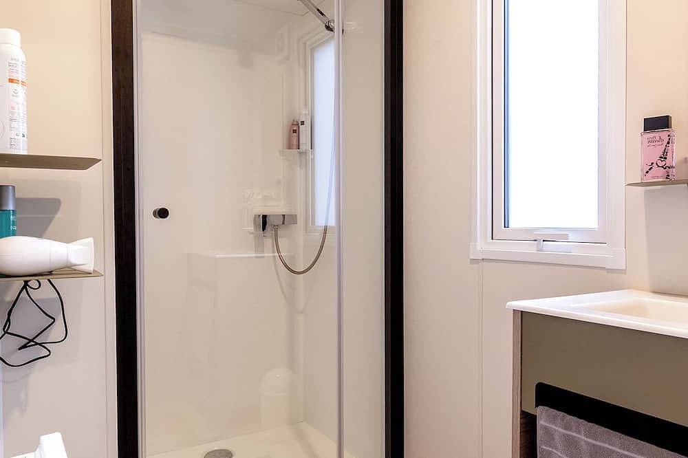 Premium mobile home with dishwasher & private spa, 2 bedrooms  in Pordic, Côte de Goëlo
