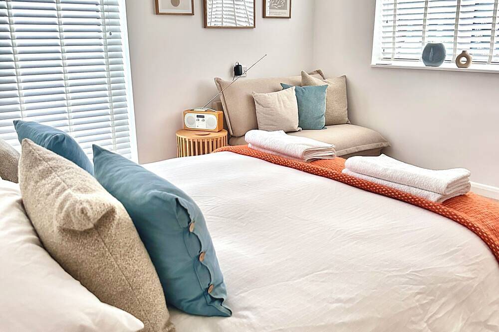 Modern luxury 5* rated kingsize bed guest suite near the sea and close to in Havant, Hampshire