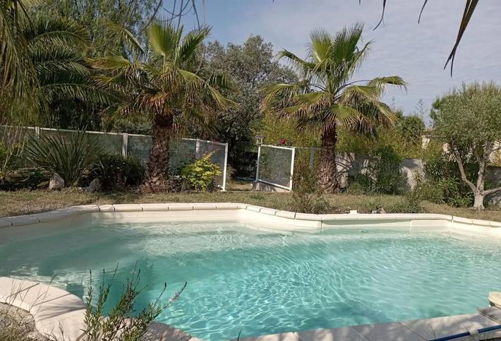 Location de vacances pour 6 personnes, avec piscine ainsi que jardin et vue à Pouzolles