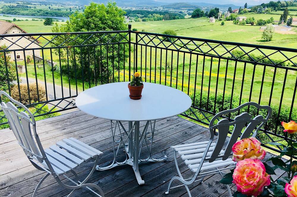 Entire apartment, Living on clouds in the great expanse of southern Morvan in Saint-Didier-sur-Arroux, Autun region
