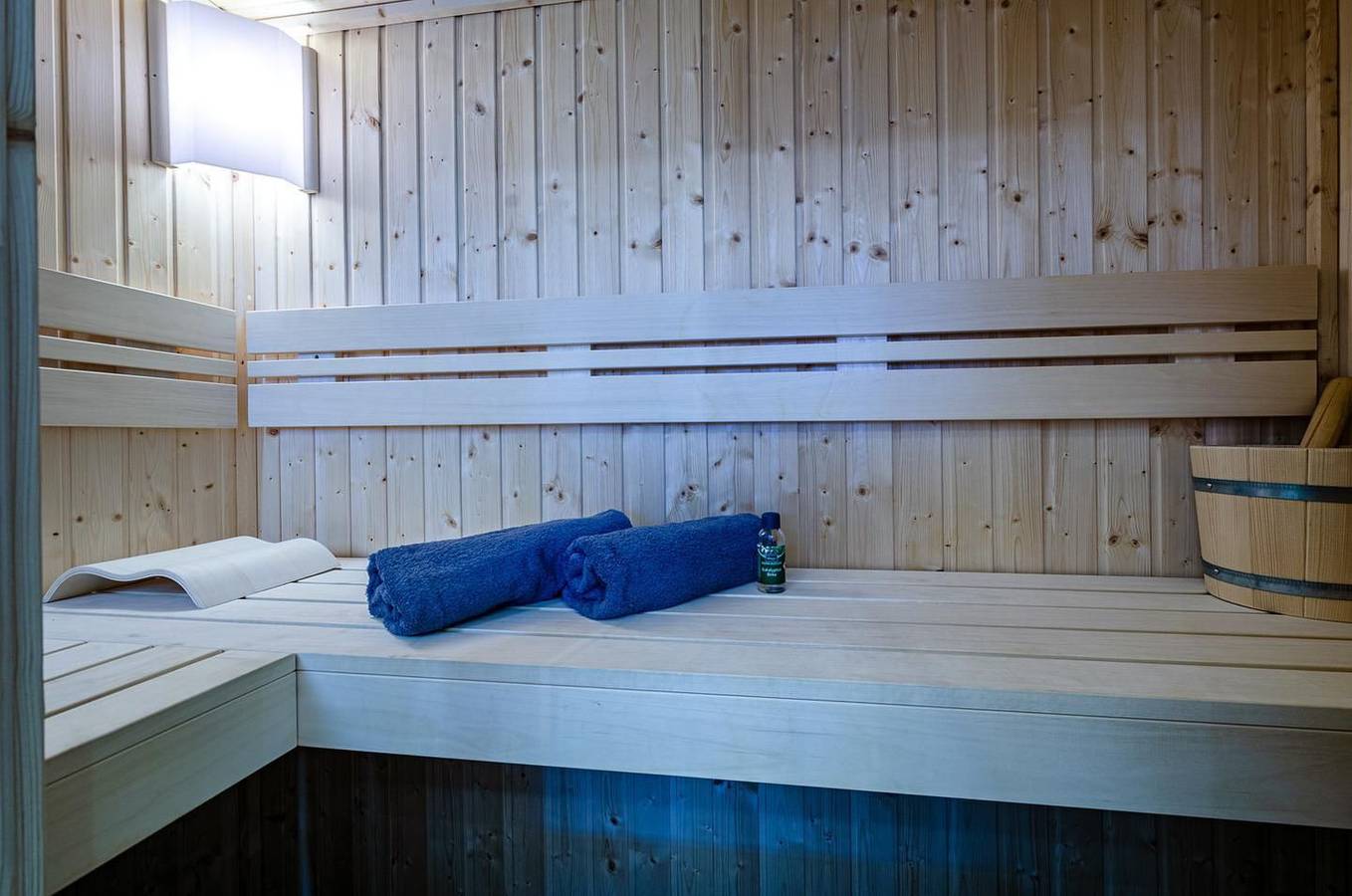 Ganze Wohnung, Fewo Sandburg: 115 m² Apartment auf 2 Etagen mit Sauna, Balkon & Dünenblick in Prora, Binz