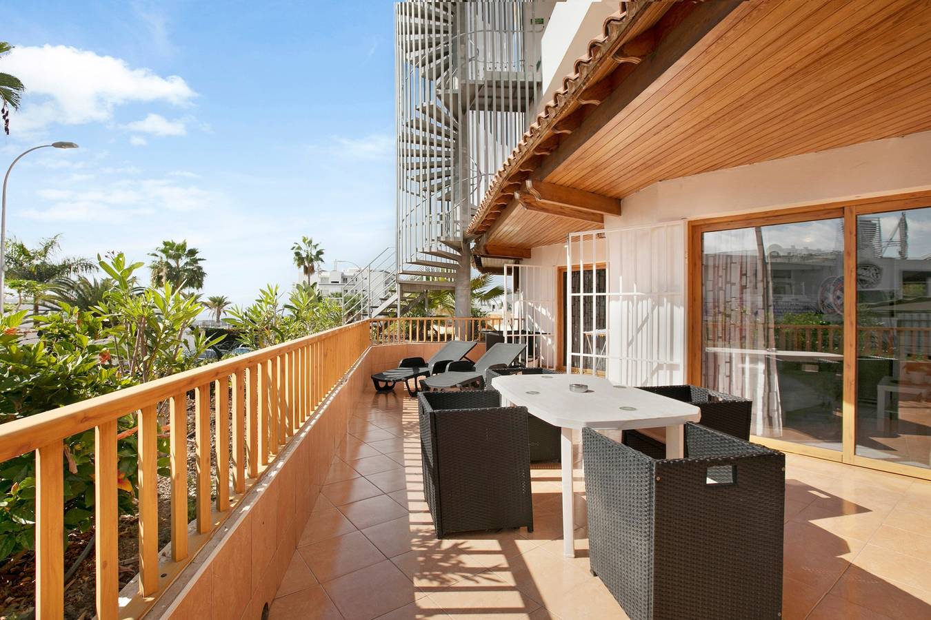 Apartamento entero, Apartamento Vacacional 'Los Geranios 304' con Piscina Compartida, Terraza Privada y Wi-Fi in Playa Puerto Colón, Adeje