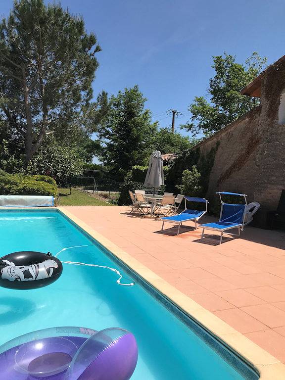 Gîte pour 3 personnes, avec piscine ainsi que jardin et terrasse - 1