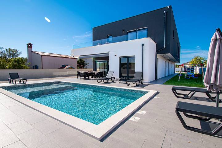 Villa für 8 Personen, mit Terrasse und Pool in Pula