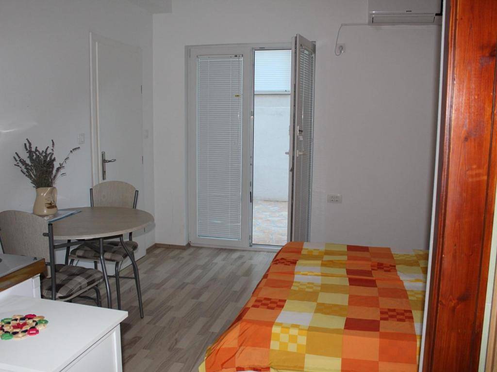 Hel leilighet, Studio Apartment with terrace in Primosten, Šibenik-Knin