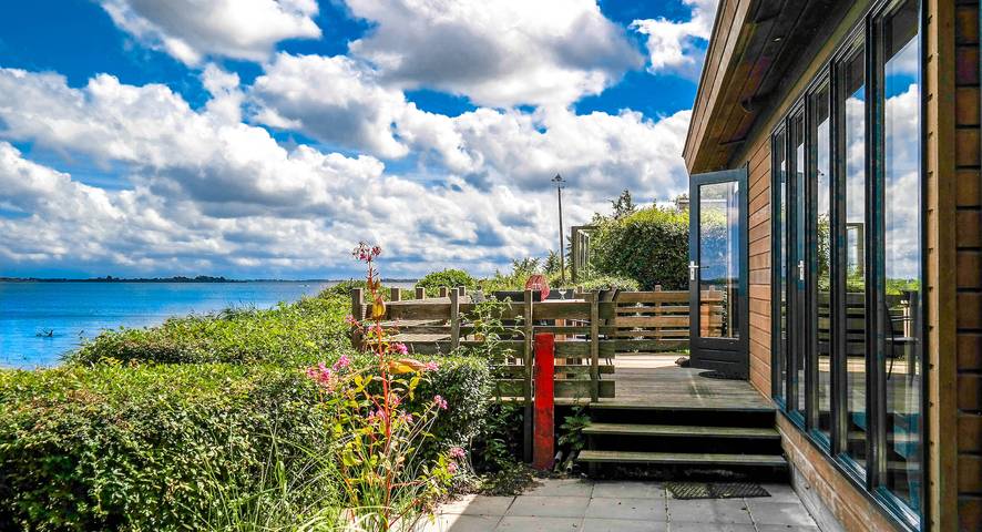 Bungalow für 6 Personen, mit Balkon/Terrasse und Garten sowie Sauna und Seeblick in Friesland