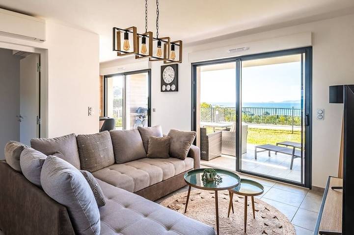 Appartement entier, Appartement T3 climatisé avec jardin, vue mer et montagnes, plage à 200m in Pietrosella, Golfe D'Ajaccio