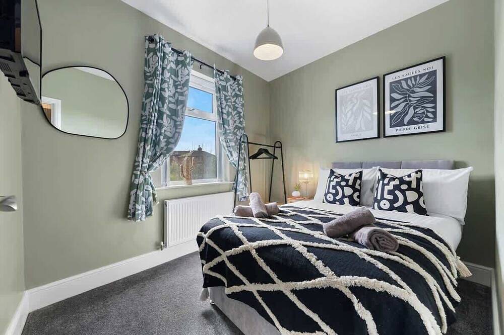 4-Br Elegant & Cosy Home in Bolton with Parking in Bolton, Greater Manchester