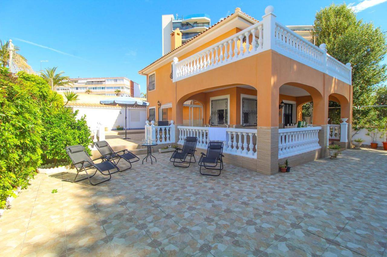 Great villa, Sea views, 20 secs walk to the beach, Bbq, 9 people, 5 mins car from Alicante city center, sailing club 3 mins walk in El Barrio, Alicante