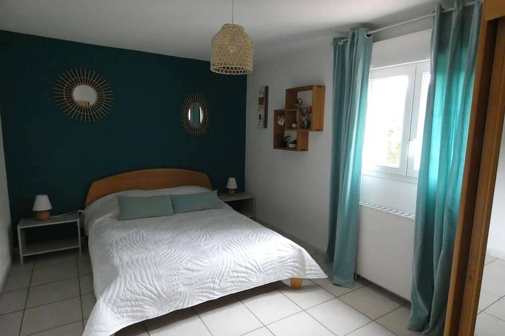 Beautiful independent apartment in villa with swimming pool in a quiet area close to amenities in Rocbaron, Brignoles region