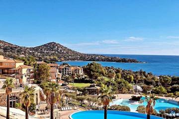 Gîte pour 4 personnes, avec terrasse et jardin ainsi que jacuzzi et piscine dans Golf De Cap Esterel