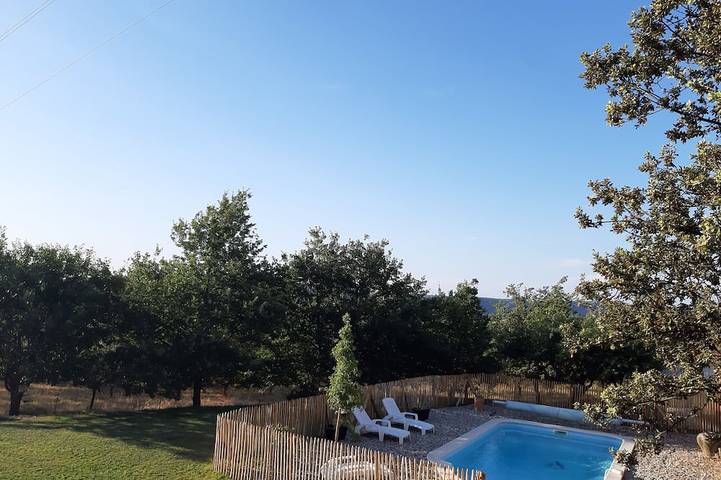 Appartement de vacances pour 2 personnes, avec jardin et balcon ainsi que jacuzzi et piscine