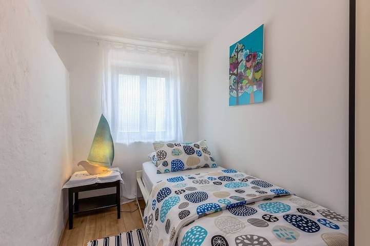 Insel Krk/ Kroatien: Haus mit großem privatem Garten, Ruhe, Pool, Strand 1 km in Omisalj, Krk