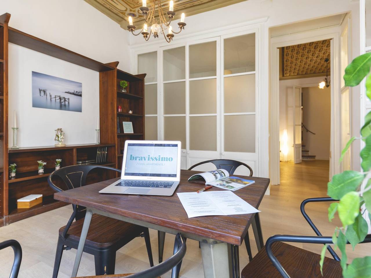 Entire vacation apartment, Unique and spacious Apartment on Placa del Vi in Girona, Gironès