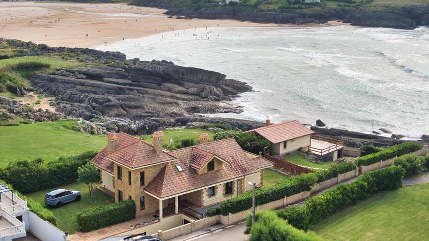 Casa rural para 16 personas, con Balcón y Jacuzzi además de Terraza y Jardín en Bareyo