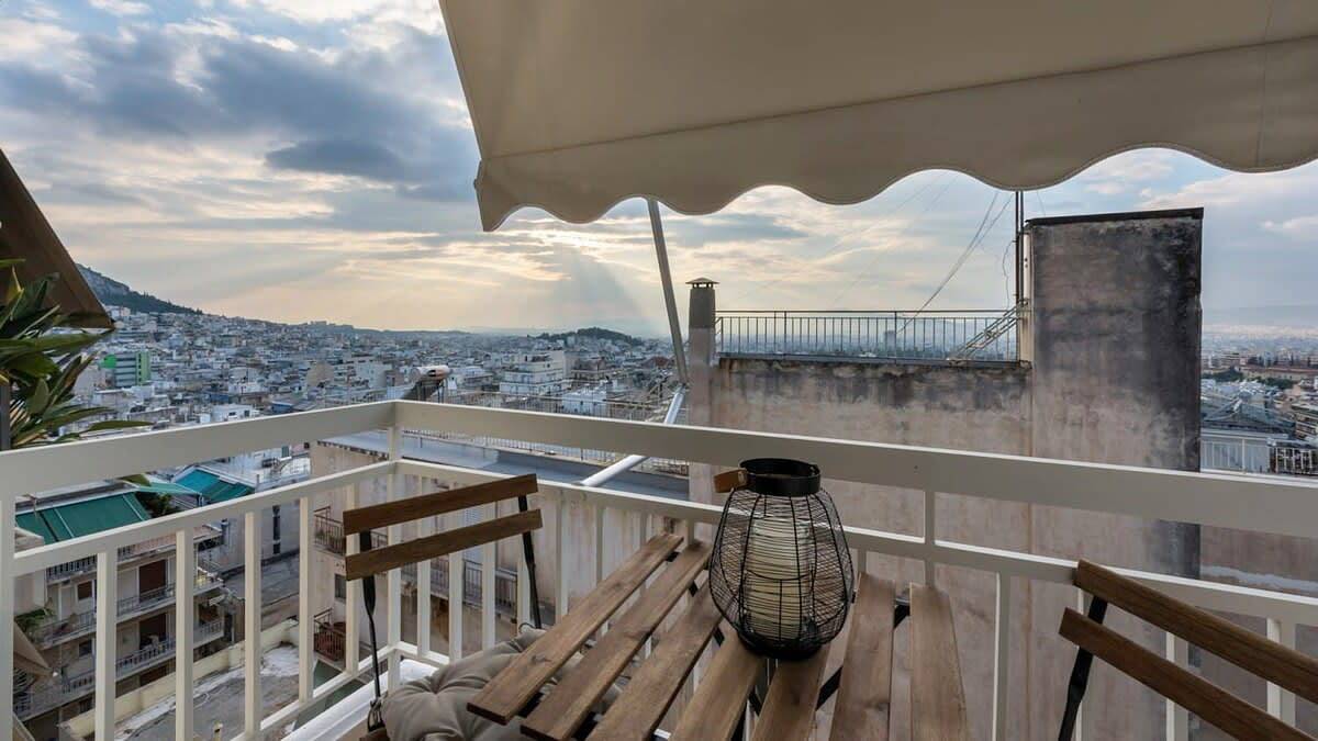 Entire apartment, City Escape, Stylish Studio with Views in Central Section of Athens, Athens