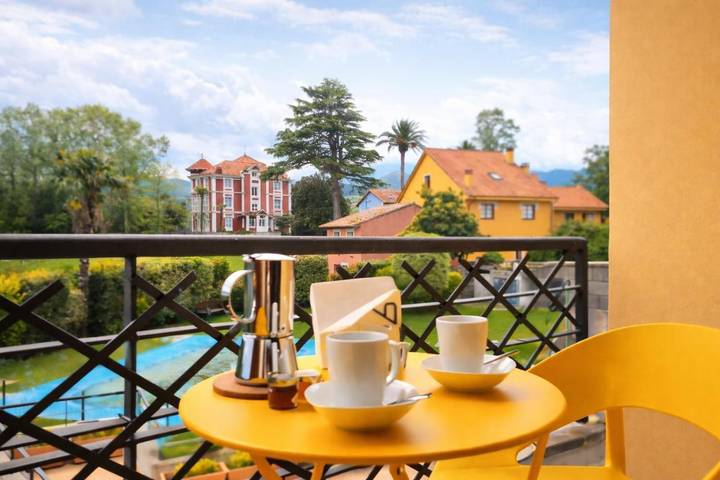 Apartamento para 5 personas, con vistas y piscina además de jardín y terraza en Colombres