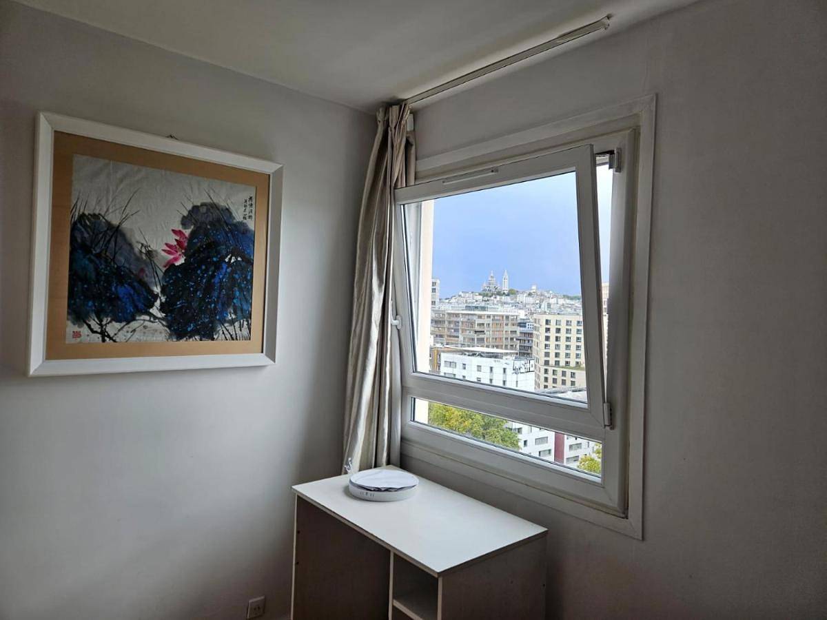 Chambres lumineuses avec vue sur Paris Montmartre in Paris, Ile de France