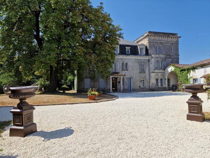 Gîte pour 2 personnes, avec Terrasse et Jardin ainsi que Piscine et Vue à Cherves-Richemont
