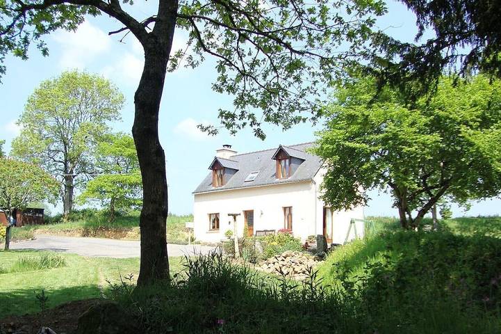 Location de vacances pour 5 personnes, avec Terrasse ainsi que Jardin et Piscine à Langoëlan
