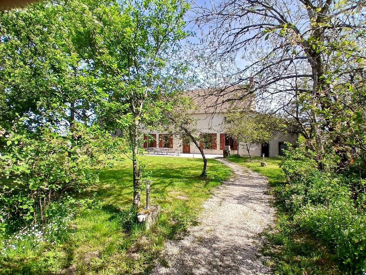 Gîte de Preney : maison de vacances avec terrasse et jardin privés in Saulieu, Région de Montbard