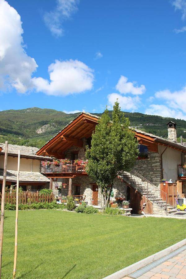 Gîte pour 4 personnes, avec jardin ainsi que vue et piscine, adapté aux familles dans Roisan