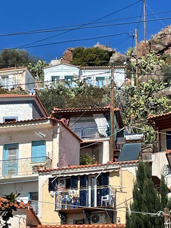 Gîte pour 2 personnes, avec Balcon et Terrasse ainsi que Jardin et Vue dans Poros - 2
