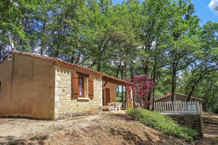 Gîte pour 4 personnes, avec Balcon/Terrasse ainsi que Terrasse et Piscine à Blanquefort-sur-Briolance