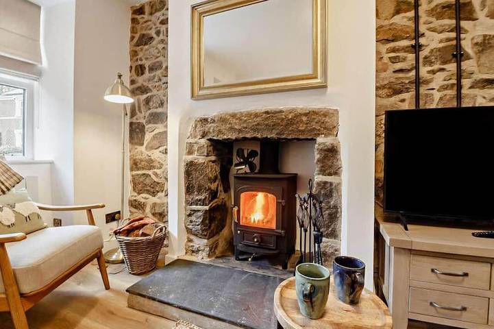 Holiday rental for 4 people, with terrace and hot tub as well as garden, with pets in Llanbedrog