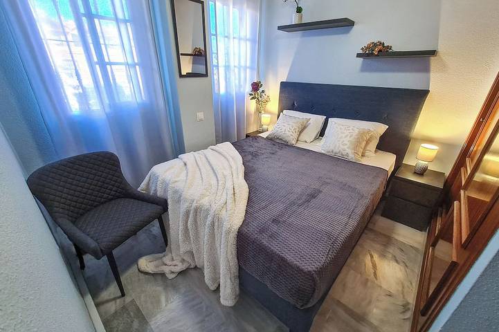 Luxury 5-bedroom, game room, hot tub, only 5 min walk to beach in Montemar Torremolinos, Torremolinos