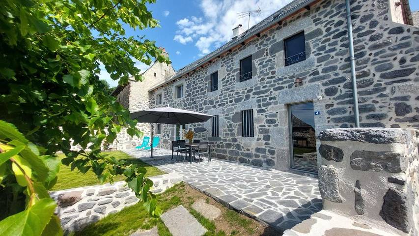 Location de vacances pour 5 personnes, avec jardin et vue à Cassuéjouls