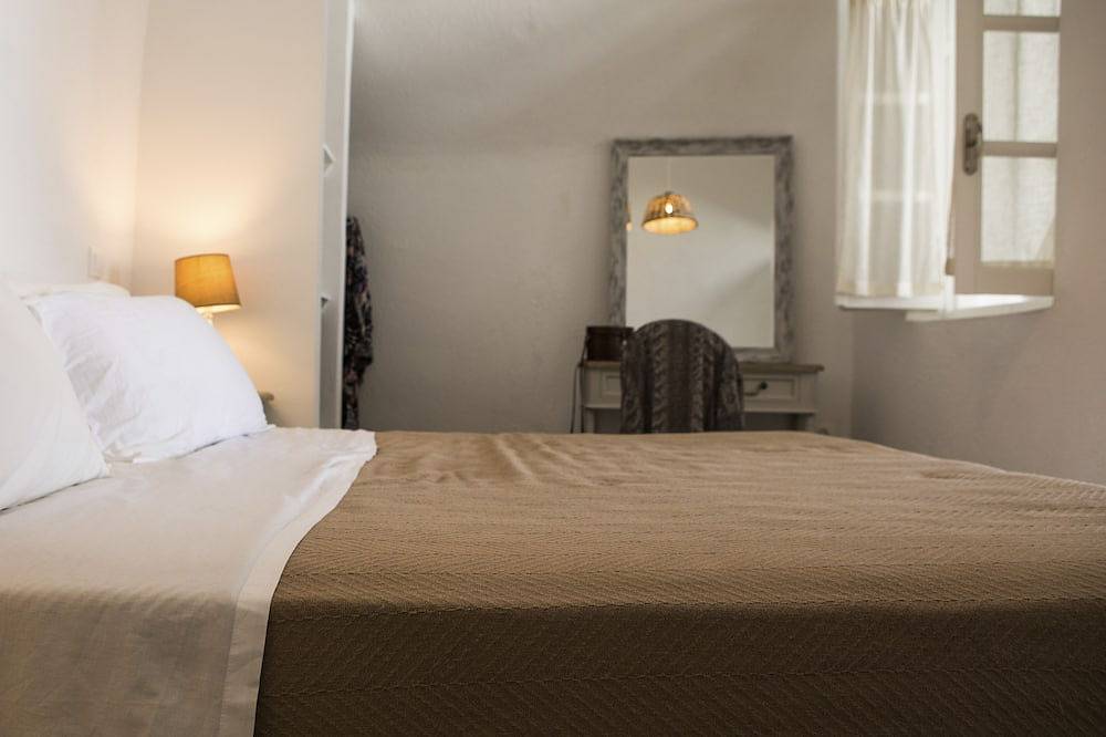 Traditionelle Villa in Oia mit Whirlpool und einzigartigem Blick auf den Vulkan und die Caldera in Finikia, Santorin