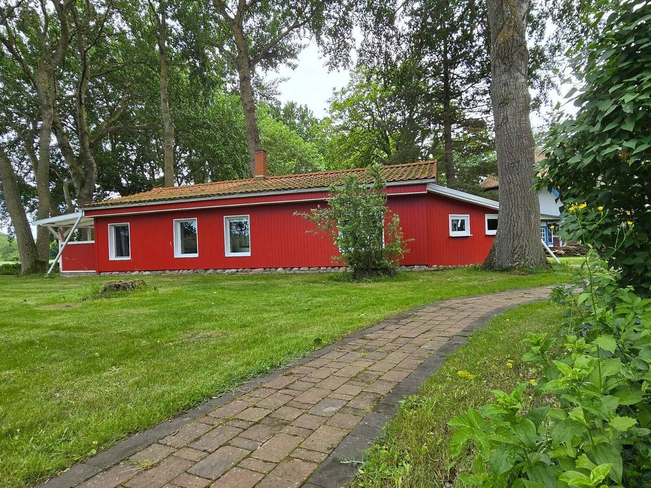 Ferienhaus 'Rotes Haus' mit privater Terrasse, Garten und Wlan in Suhrendorf, Ummanz