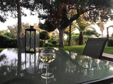 Gîte pour 2 personnes, avec terrasse et jardin dans Saronida